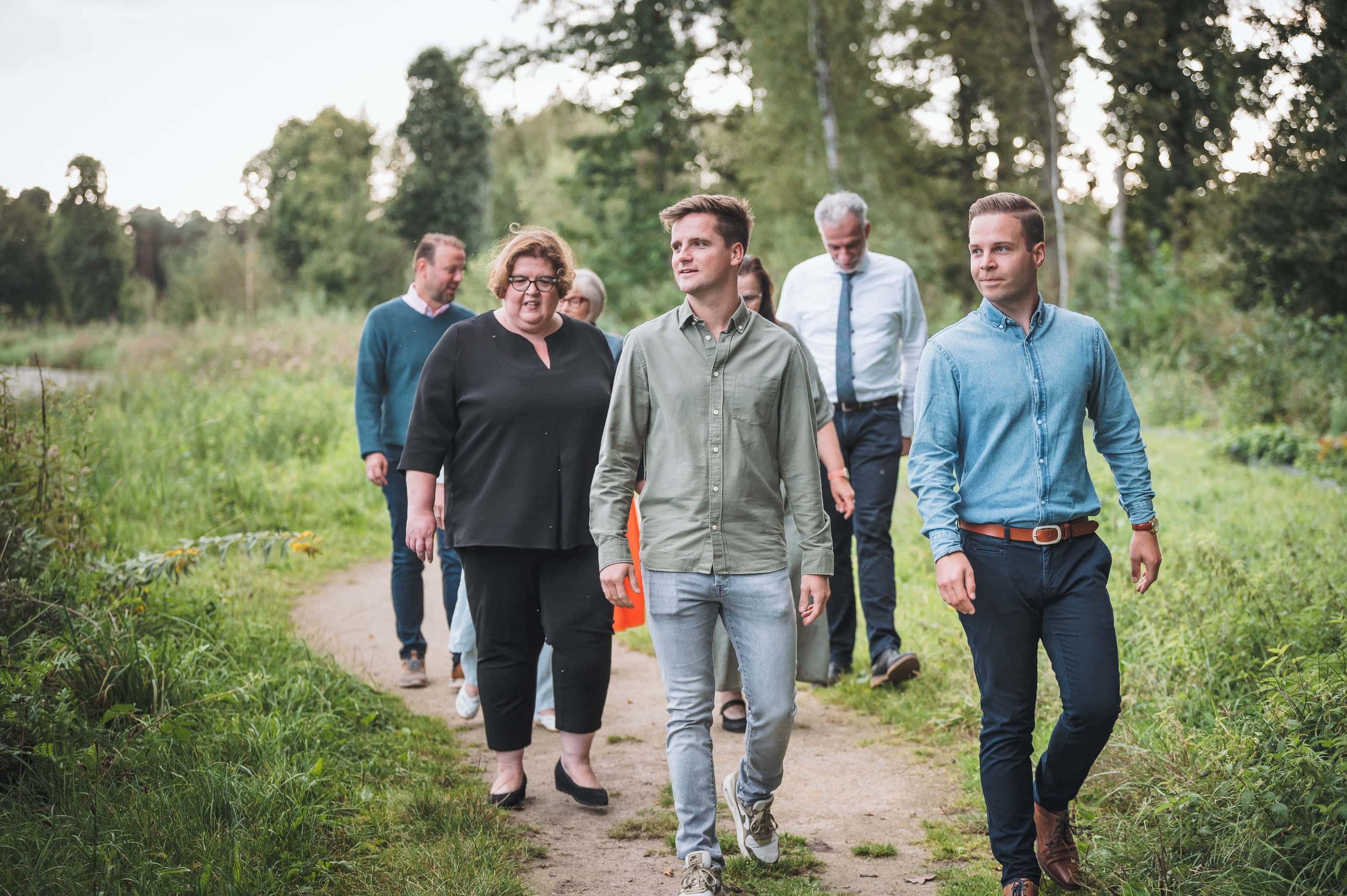 groep wandelt door open landschap, graffo fotografie
