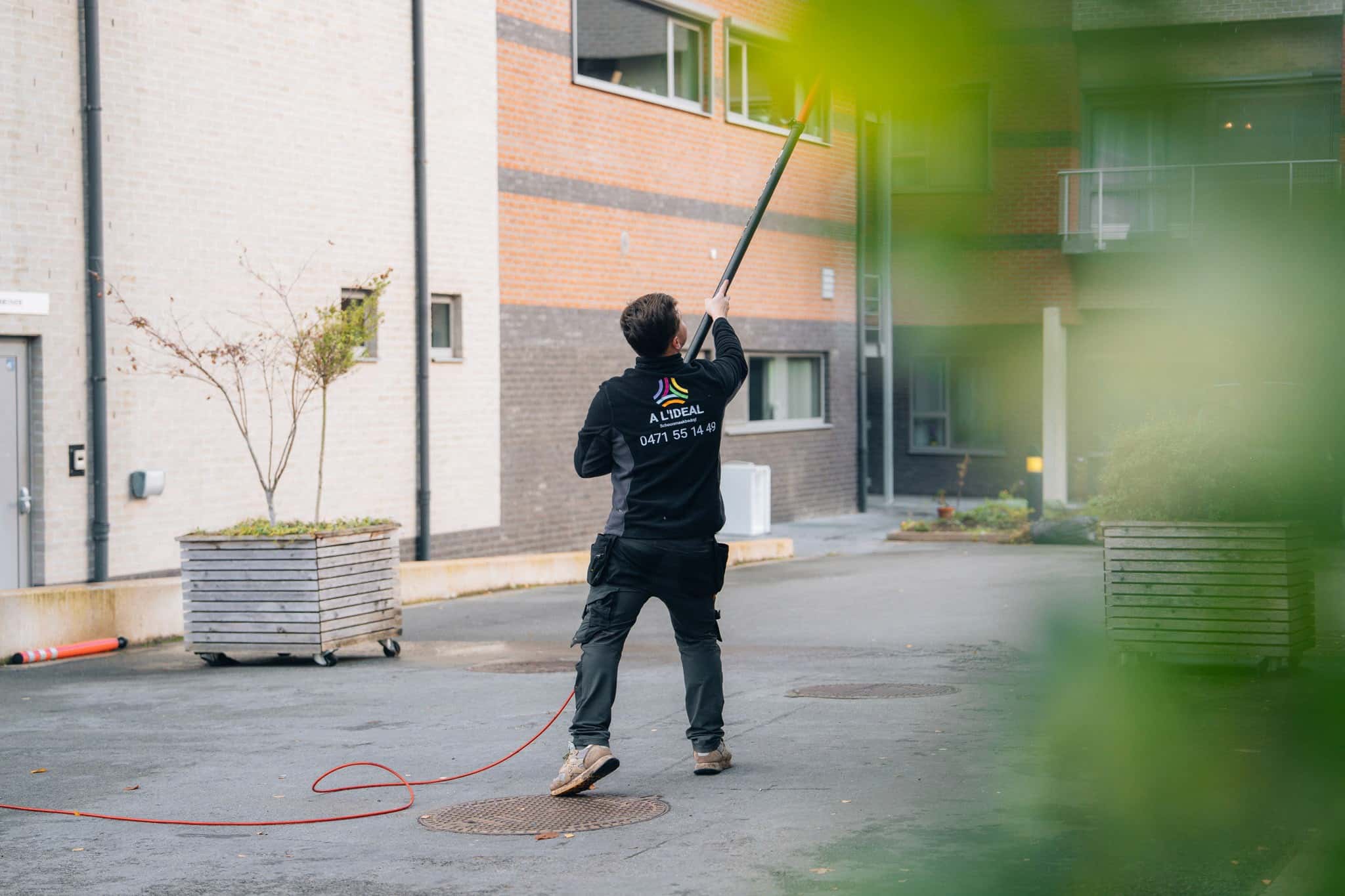 a l ideal, werker bij gevel, graffo fotografie