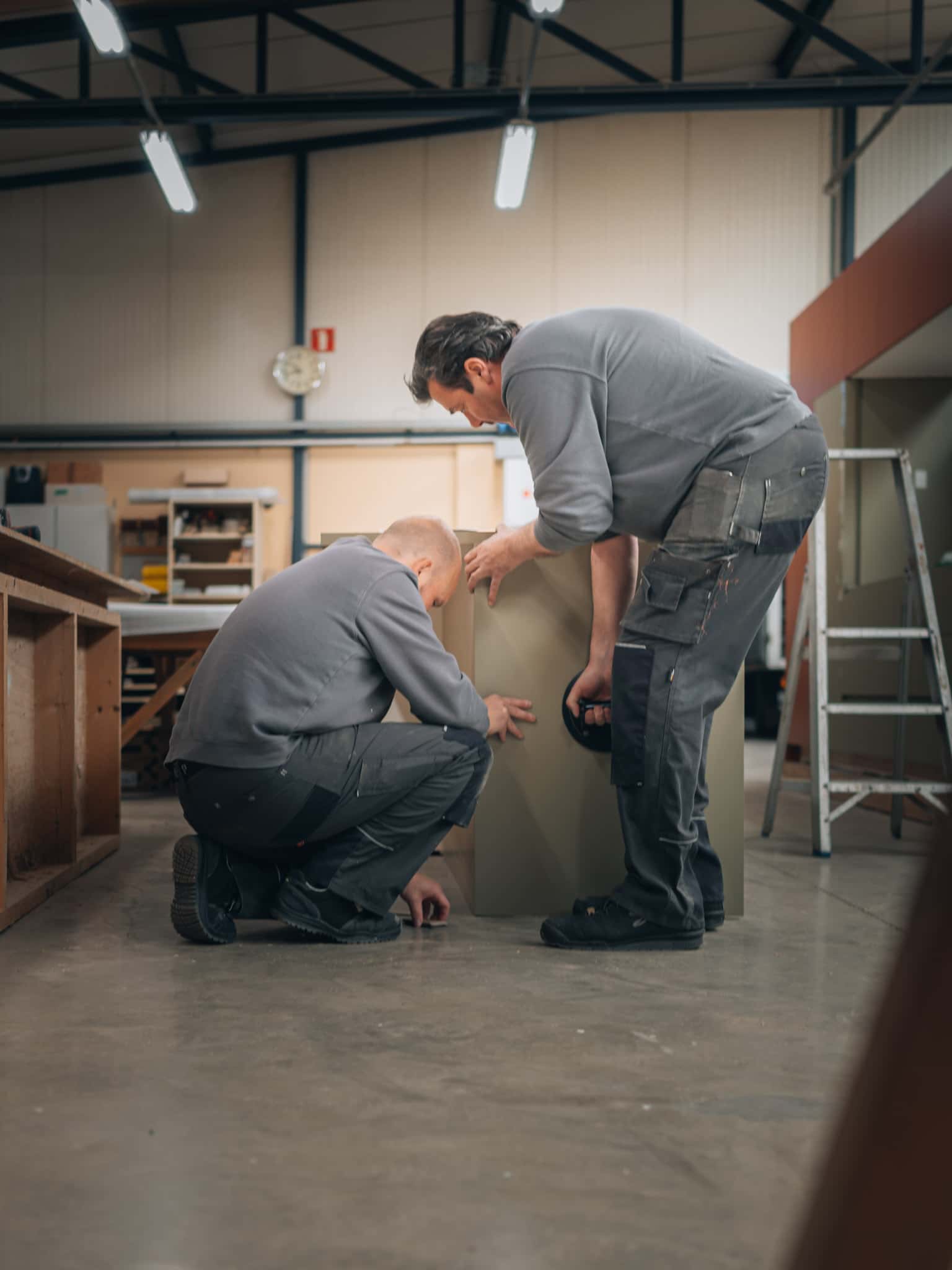 twee werkers in productiehal, graffo fotografie