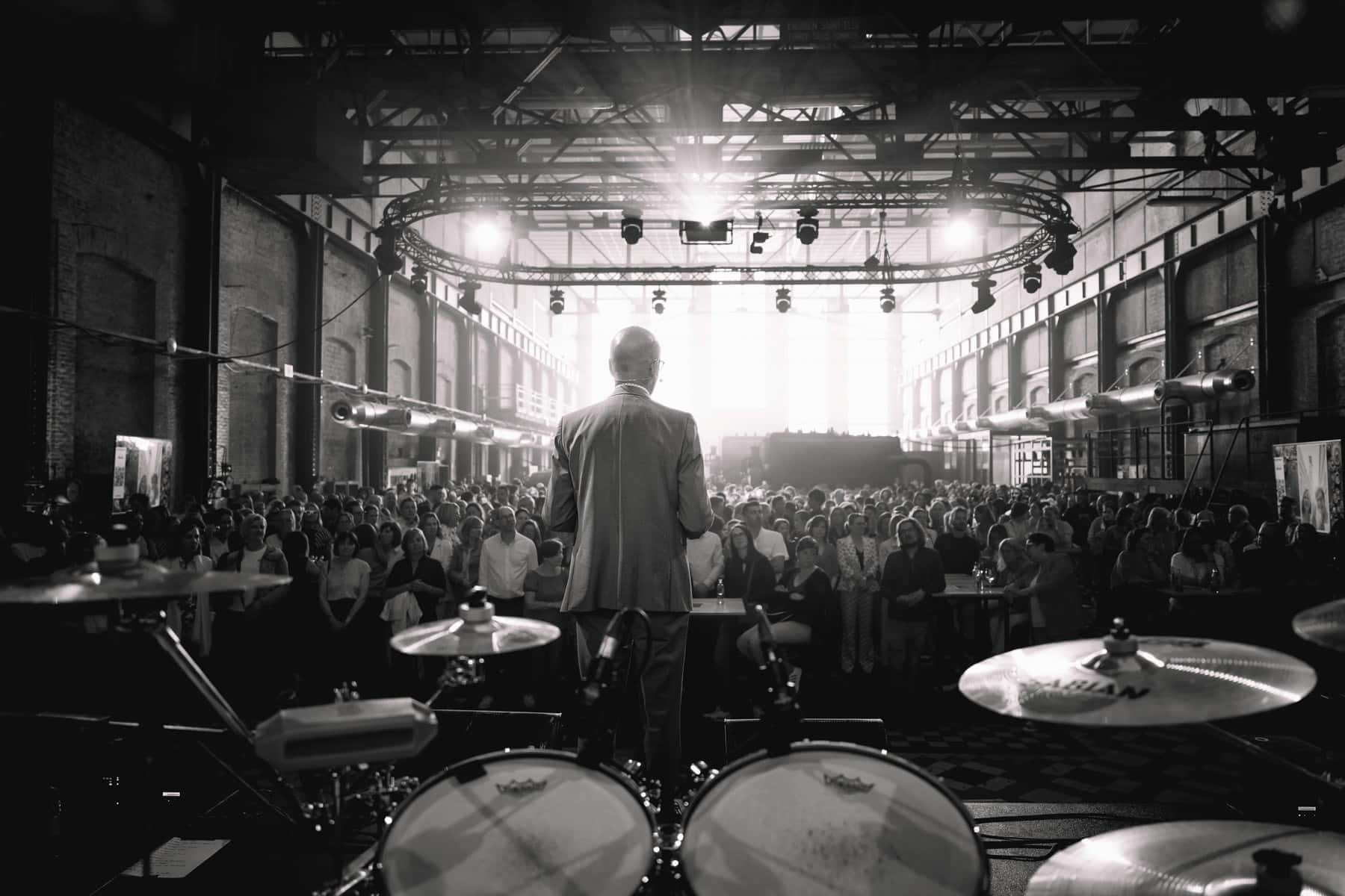 spreker silhouet in industriele hal, graffo fotografie