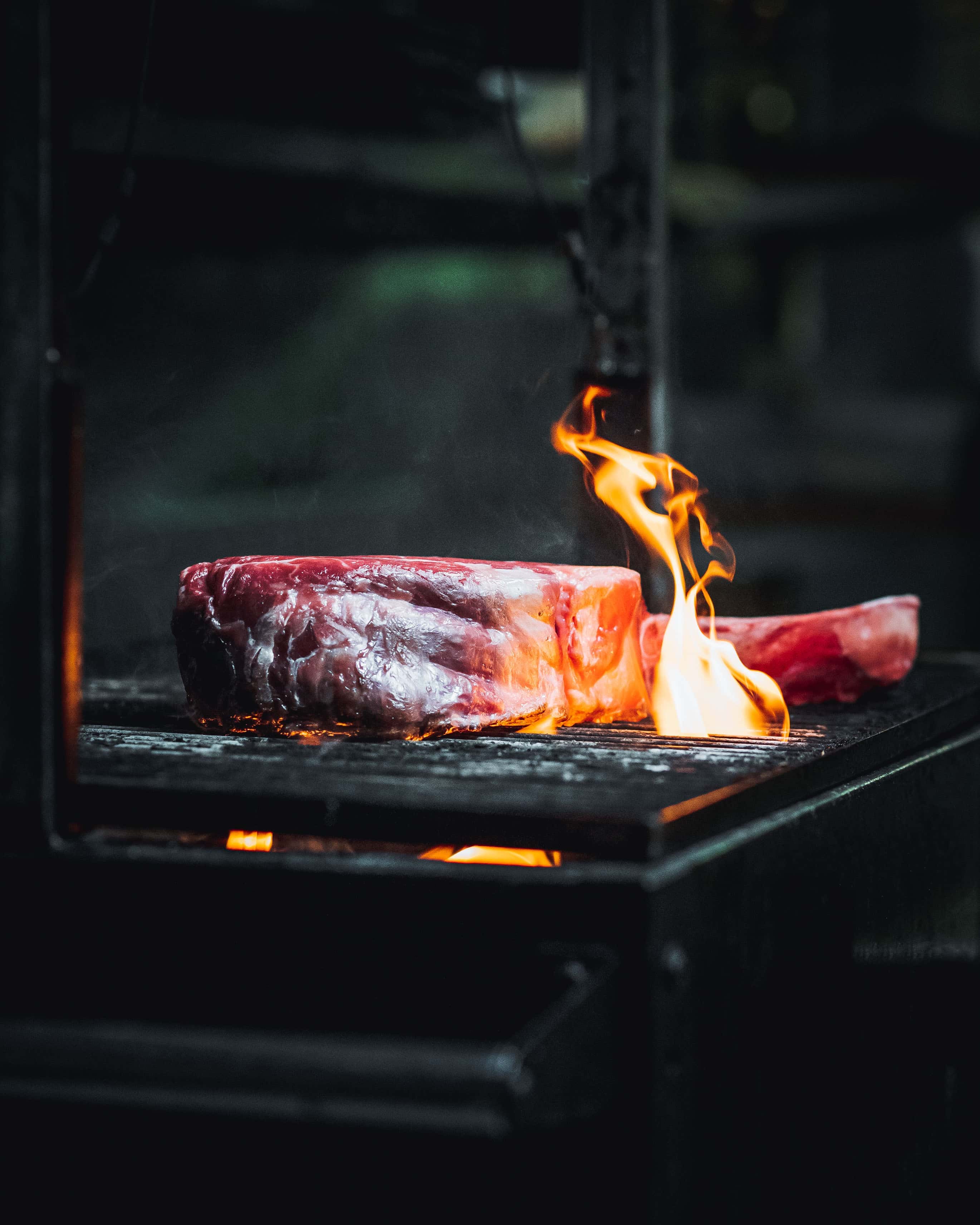 steak op vlammen, close-up, graffo fotografie