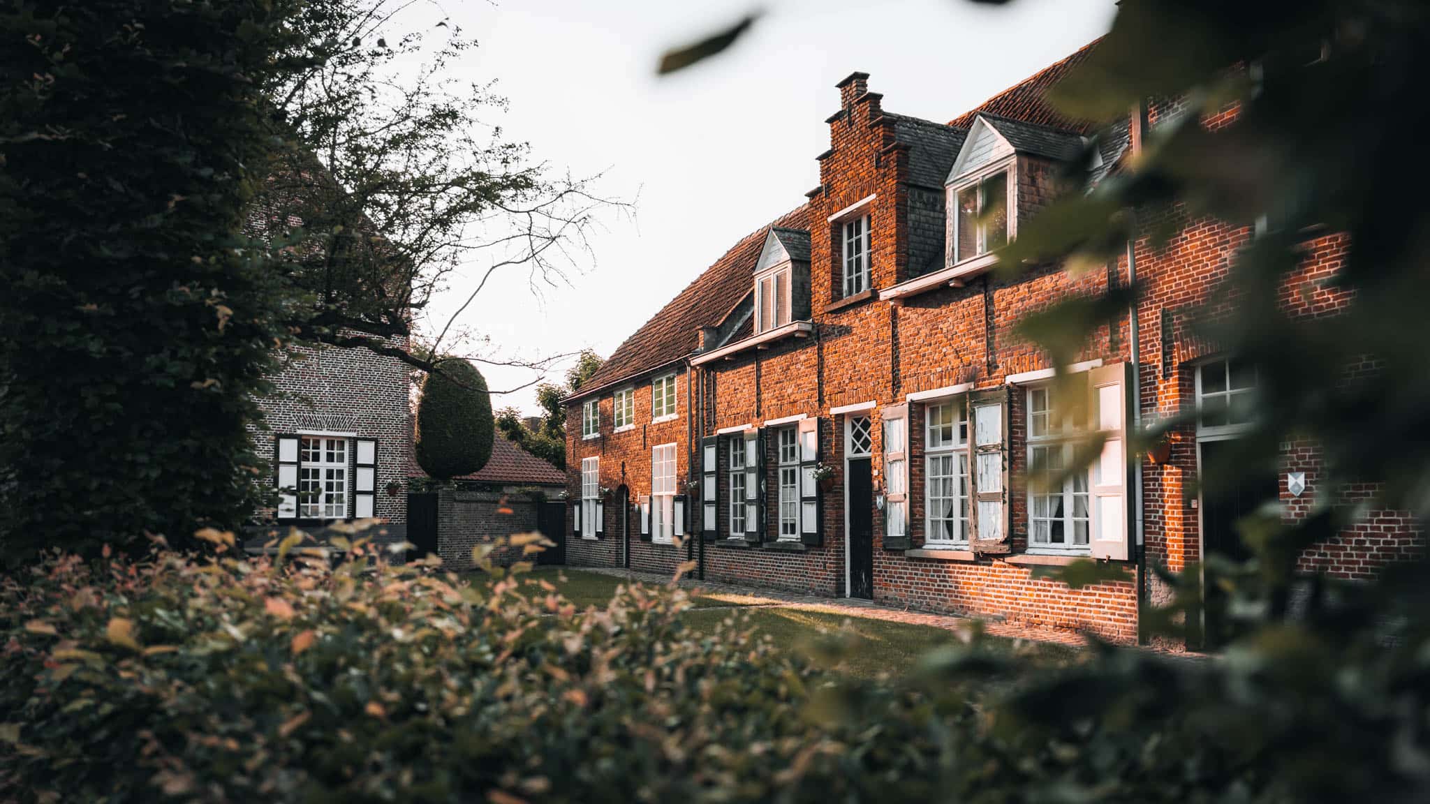 historische bakstenen huizen, graffo fotografie