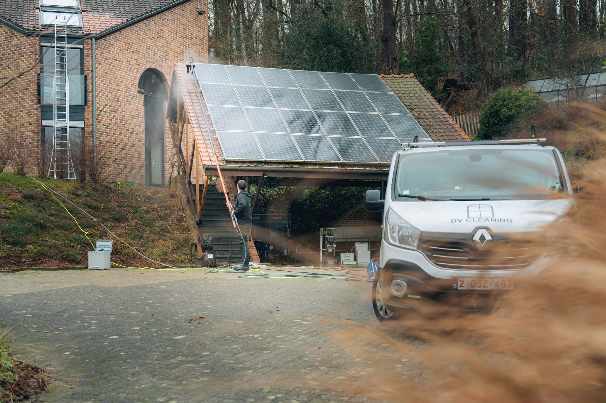 dv cleaning, werker met zonnepanelen, graffo fotografie