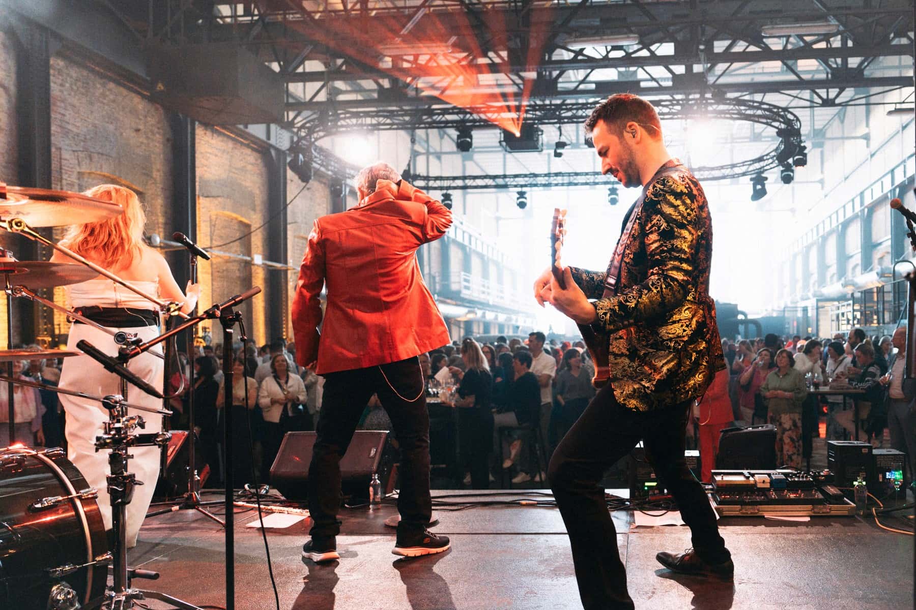 concert publiek met handen omhoog, graffo fotografie