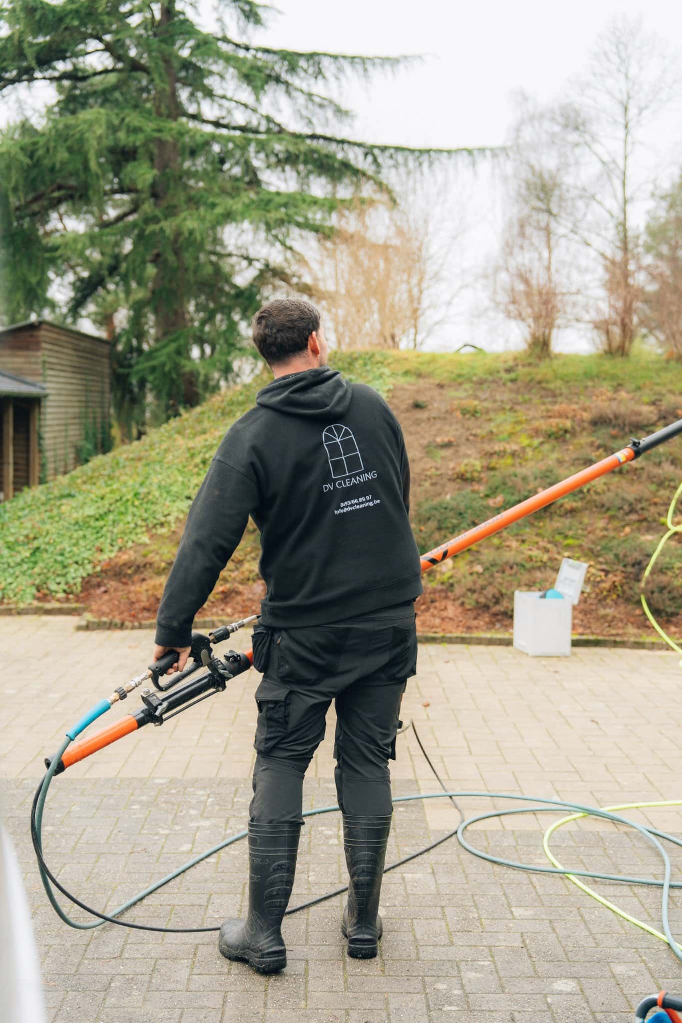 in cleaning, werker bij voertuig, graffo fotografie