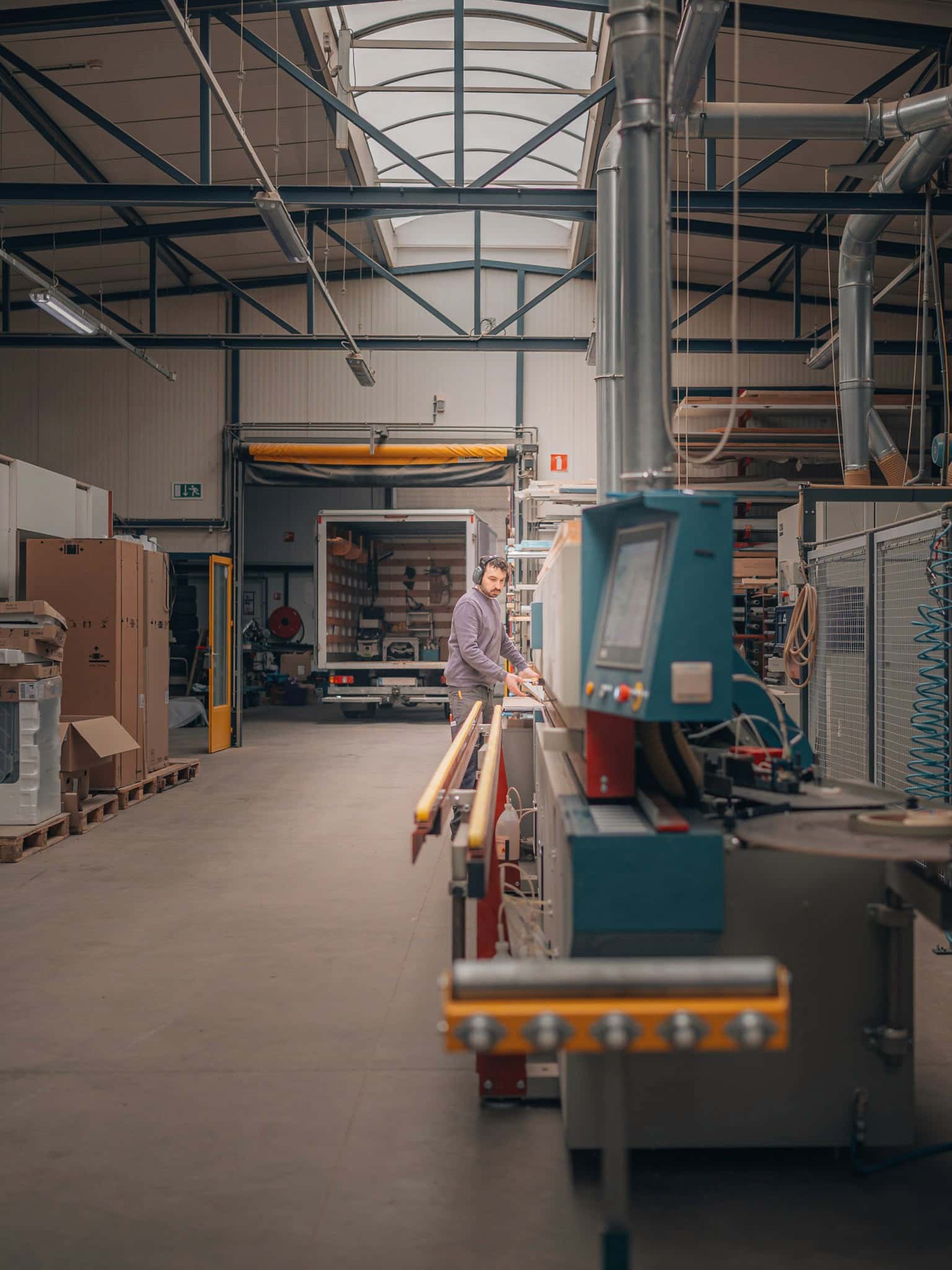 werker aan machine met dampbuizen, graffo fotografie