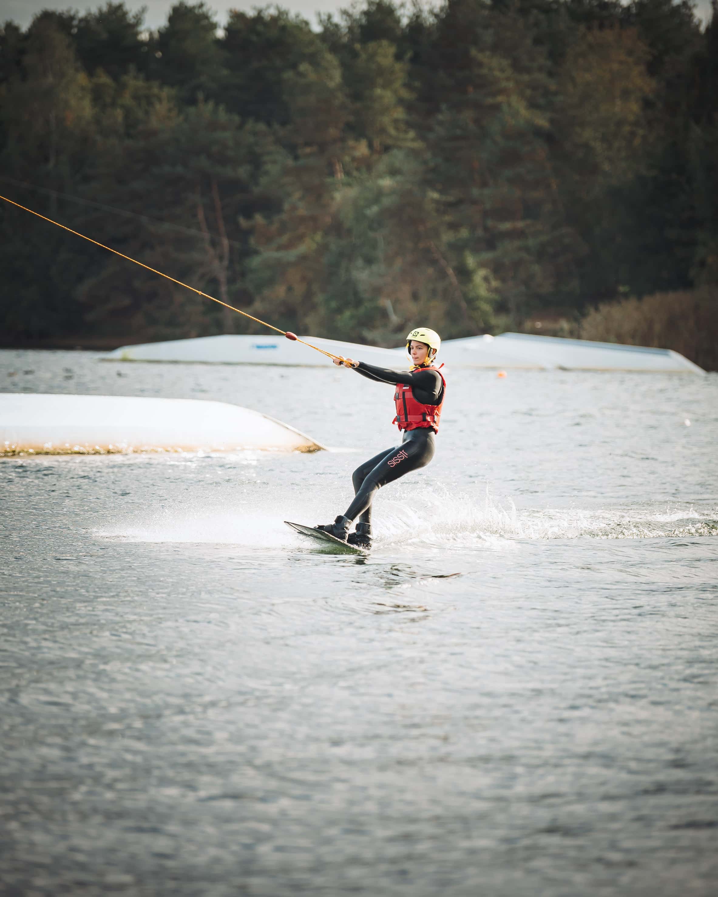 wakeboarder snijdt door water, graffo fotografie