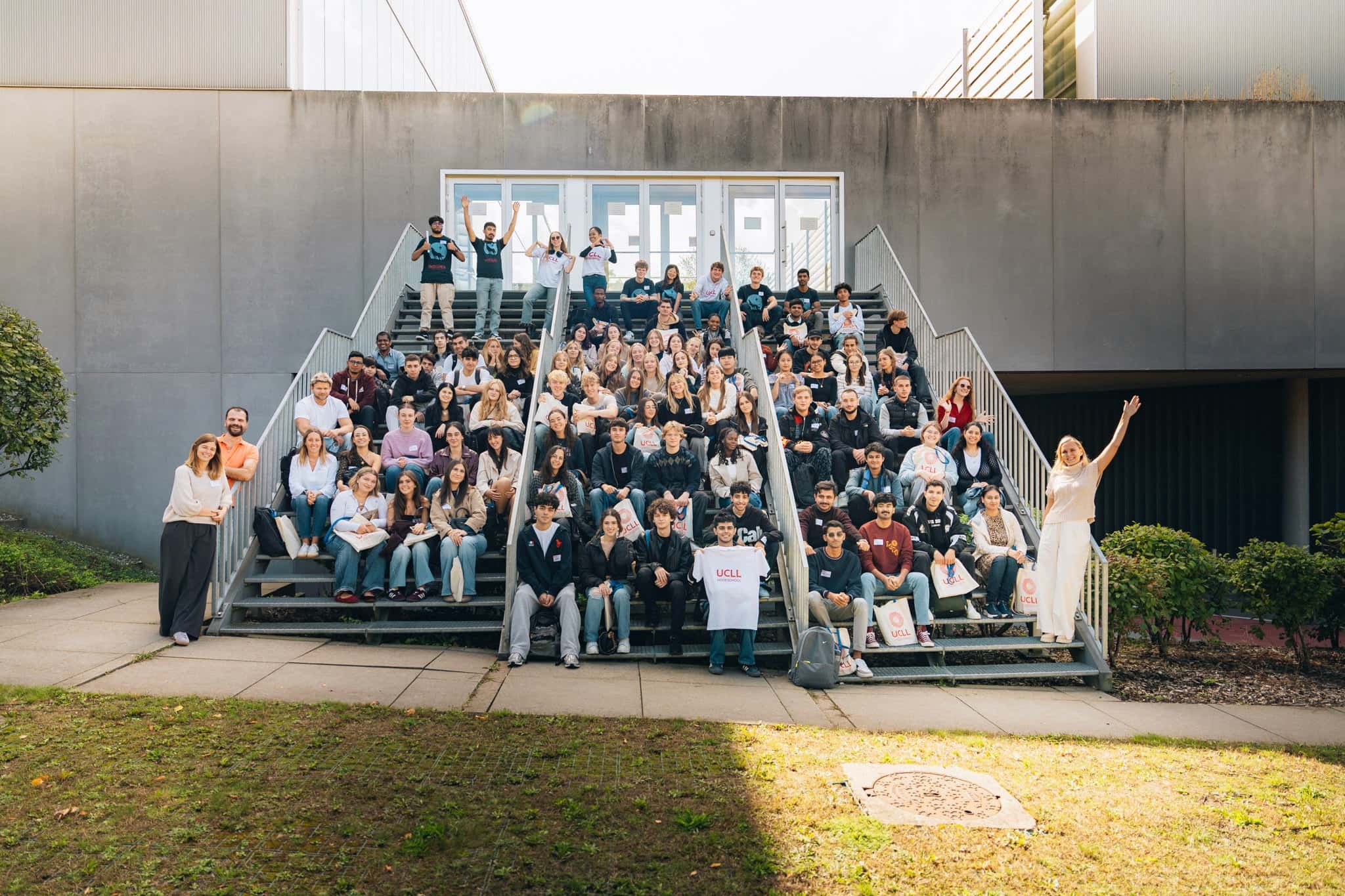 groep poseert op trap, graffo fotografie